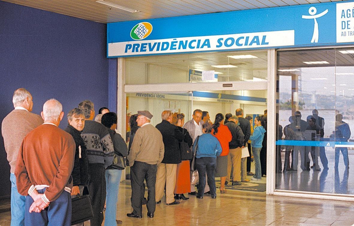 Filas na Previdência Social: Cidadãos à Espera de Atendimento