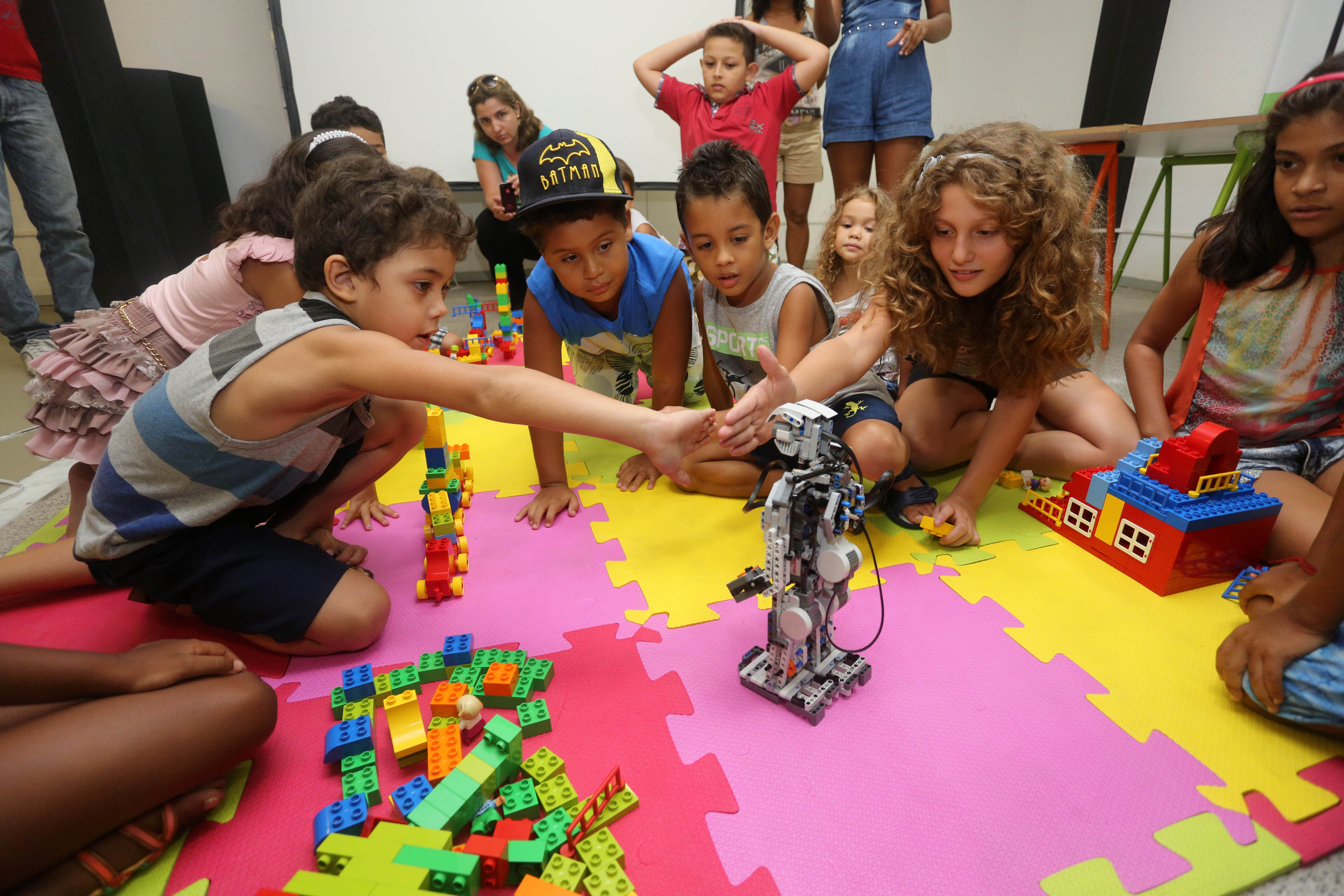 Crianças Engajadas em Aprendizagem Lúdica com Robótica e Blocos