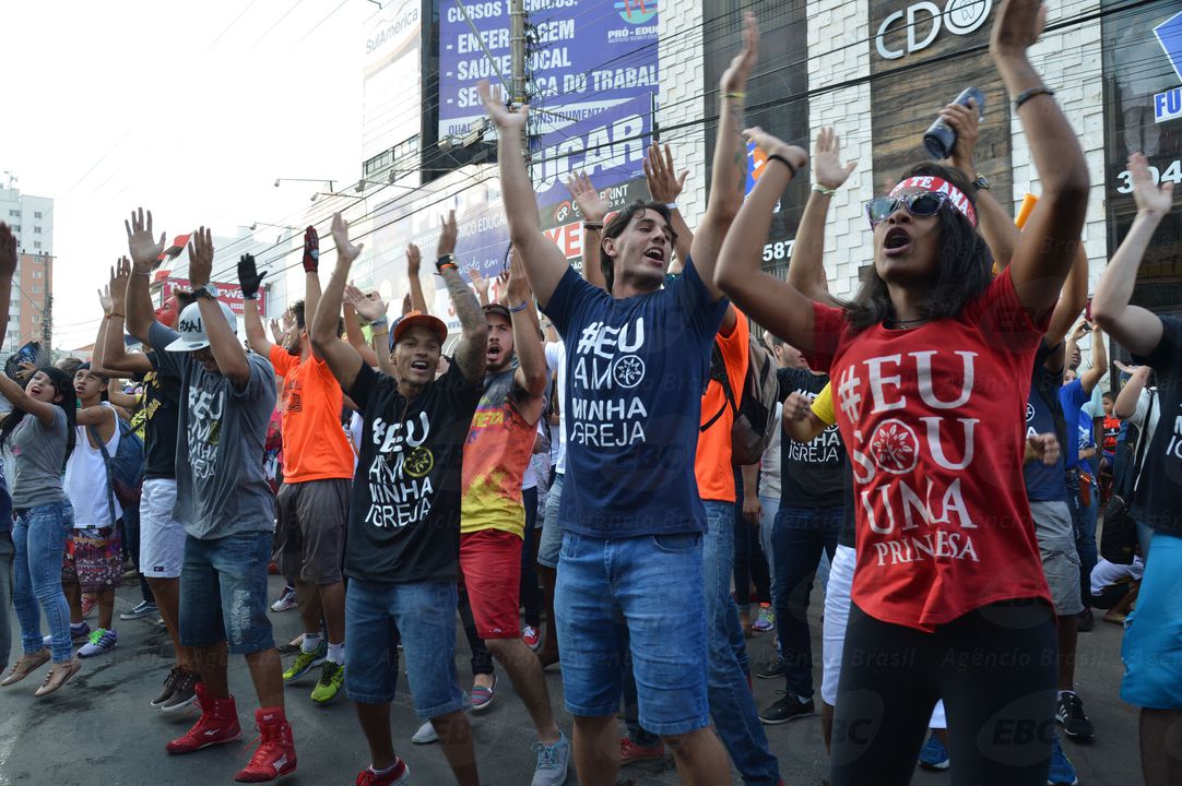 Fé Jovem em Manifestação Pública: Eu Amo Minha Igreja