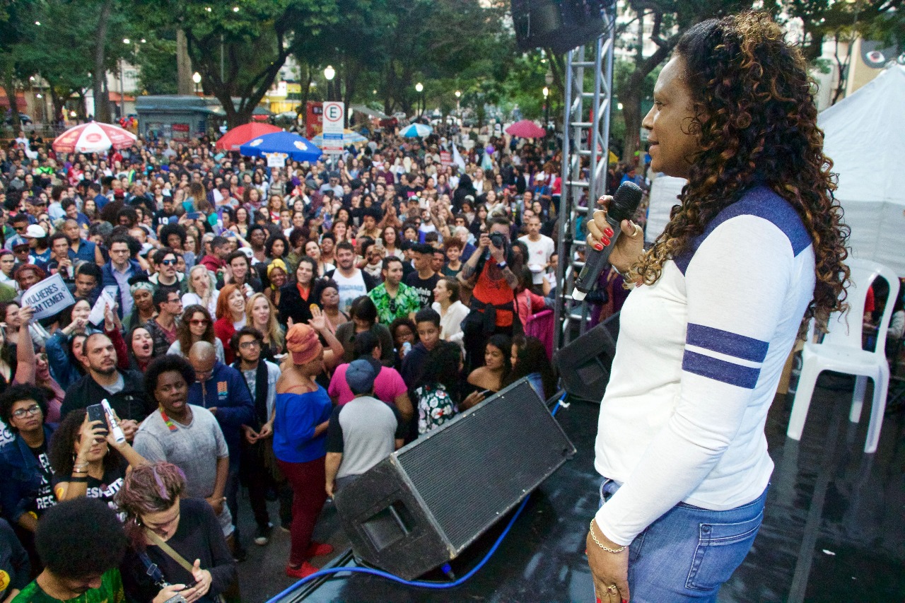 Liderança Feminina Discursa para Multidão Engajada em Ato Público