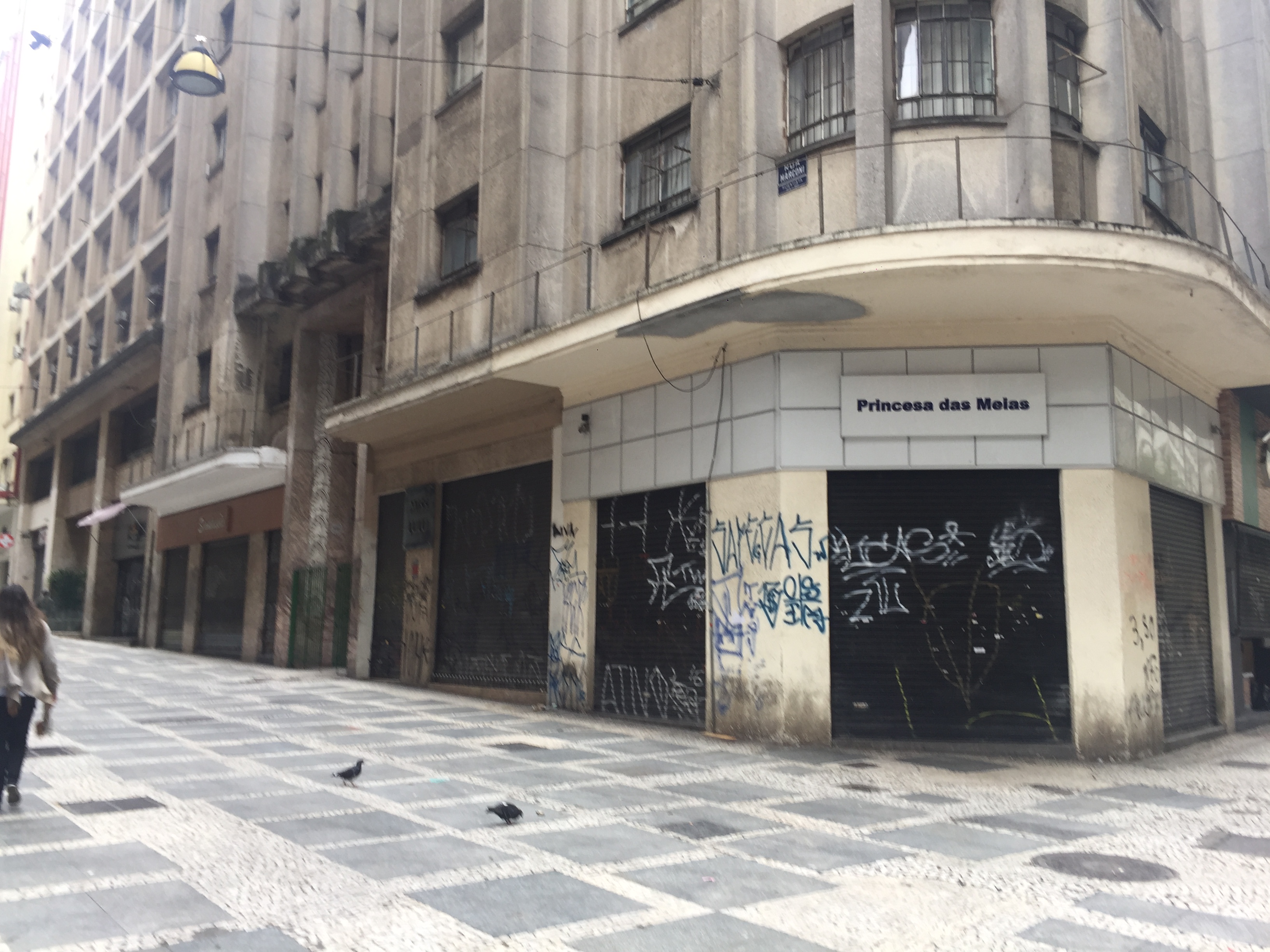 Rua Marconi: Comércio Fechado e Grafites em Arquitetura Urbana