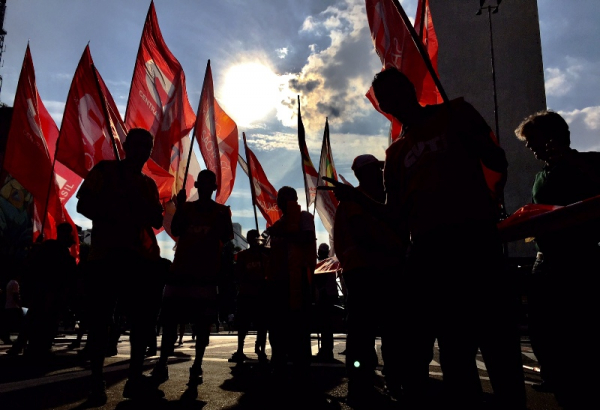 Manifestação CUT: Pessoas, bandeiras e o sol da esperança