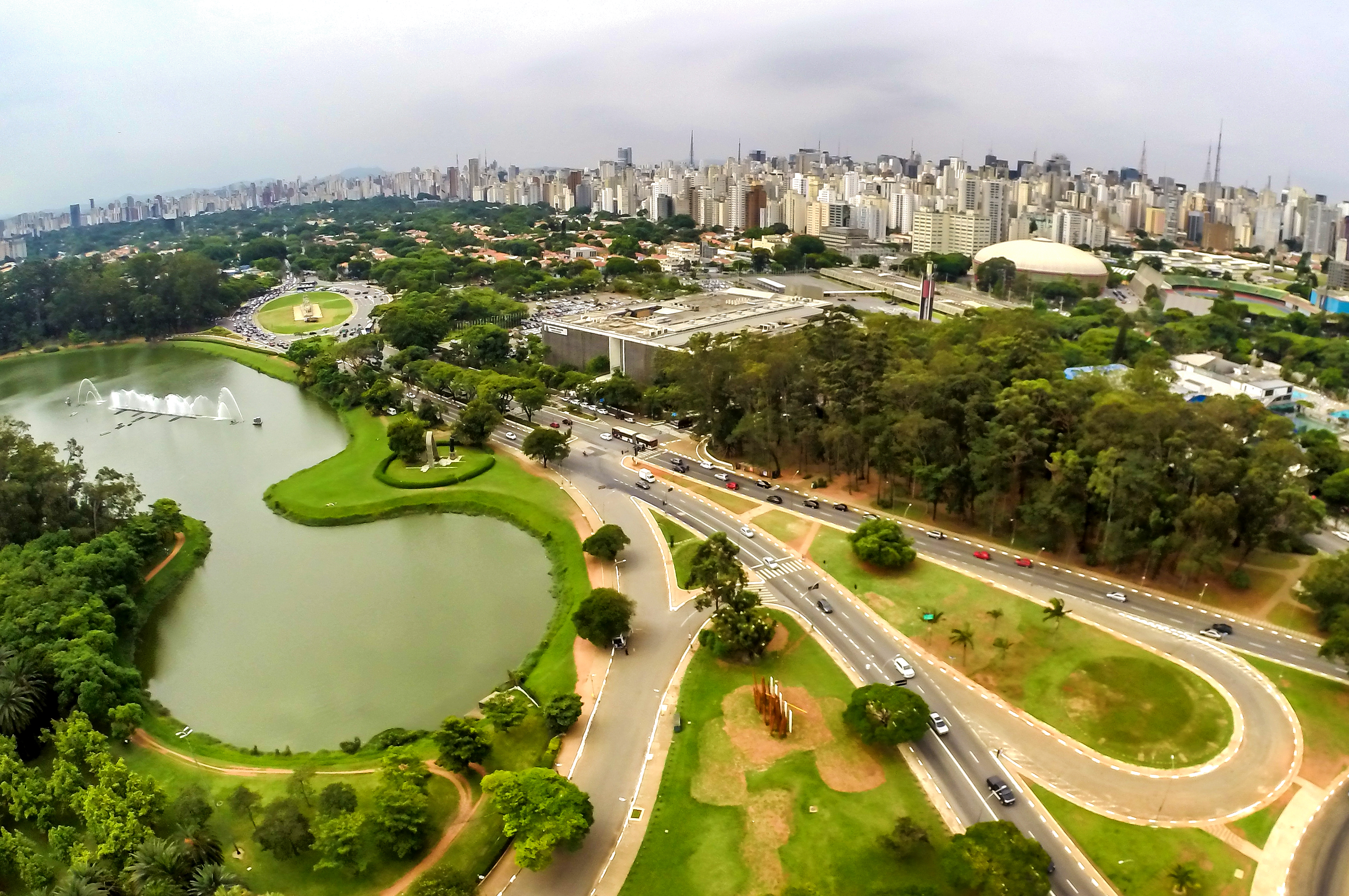 Ibirapuera e skyline de São Paulo: natureza e metrópole