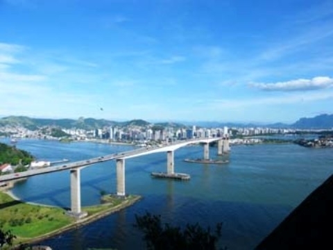 Expansão Urbana: Ponte e Paisagem Costeira