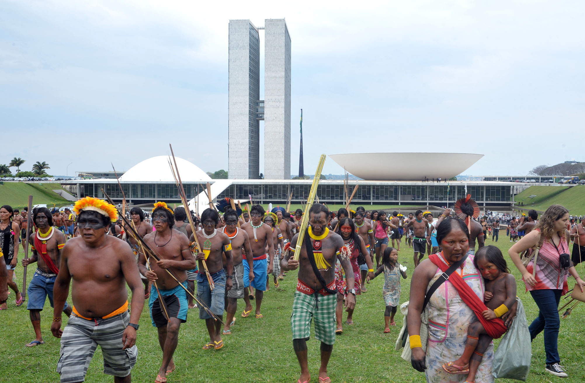 Protesto Indígena em Brasília: Marcha por Direitos