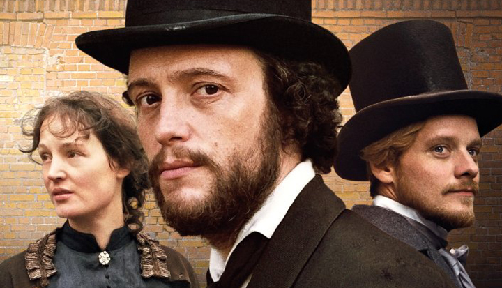 Drama Histórico: Personagens do Século XIX em Cenário Urbano