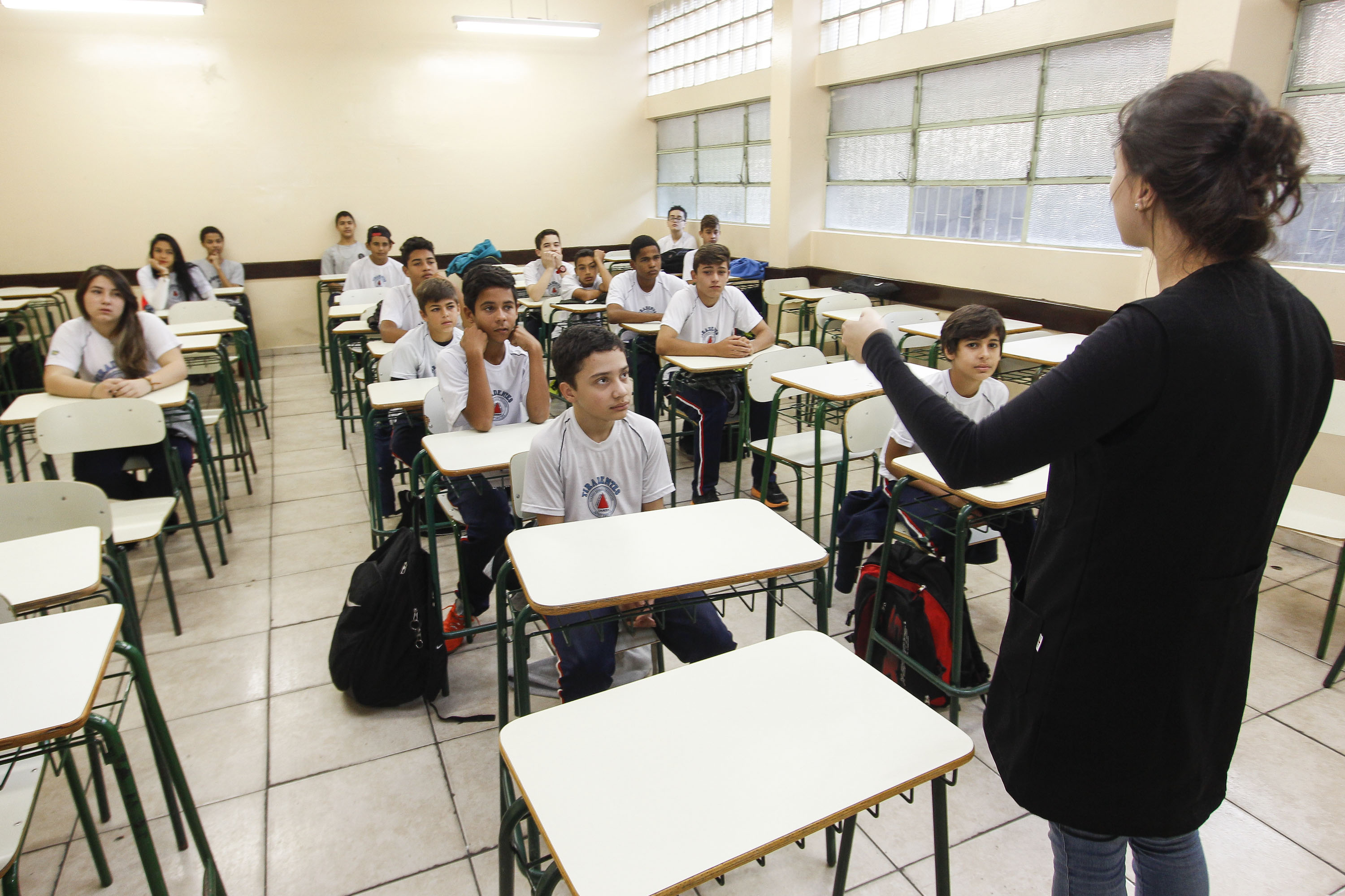 Professora e estudantes em sala de aula: o futuro da educação