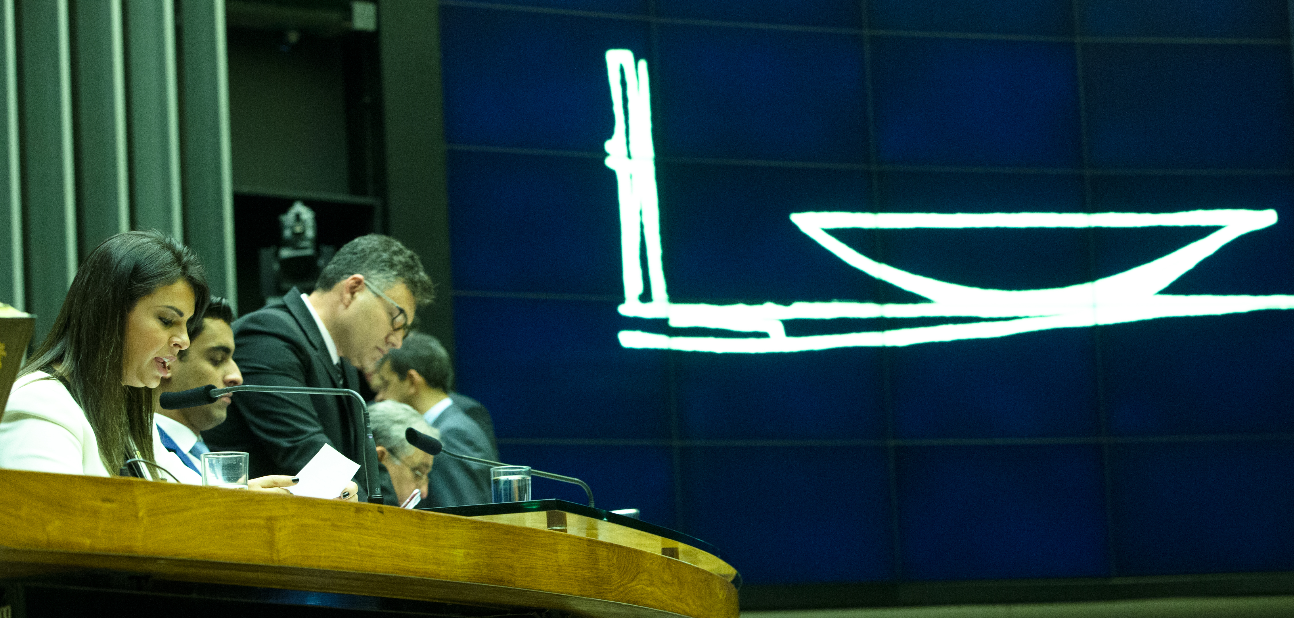 Sessão Parlamentar: Oratória Feminina e Debate Político