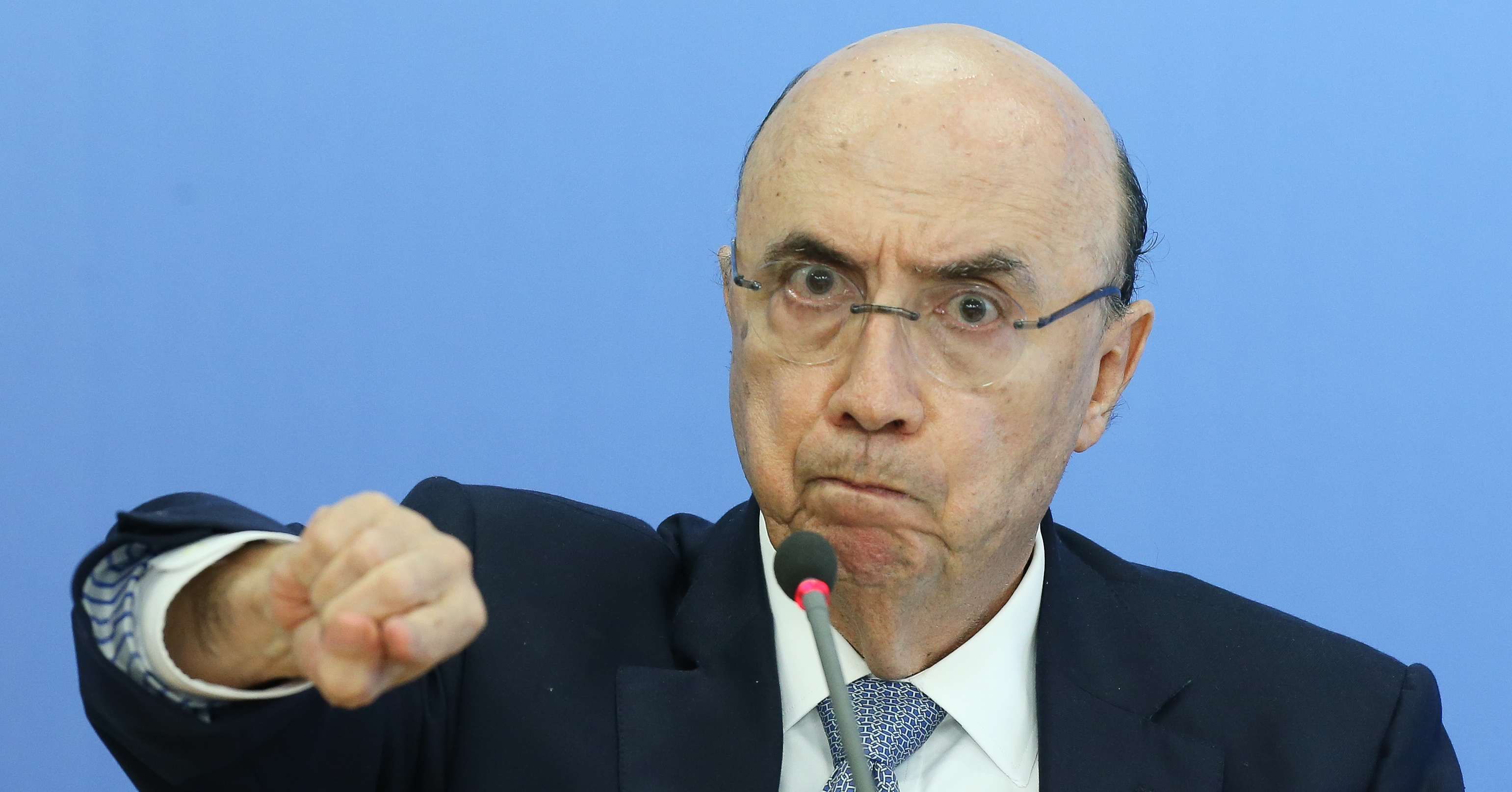 Homem com punho cerrado: indignação, força e discurso político