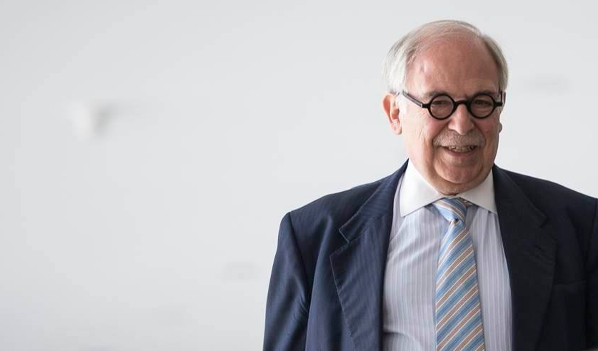 Retrato de Homem Idoso Sorridente em Terno Formal