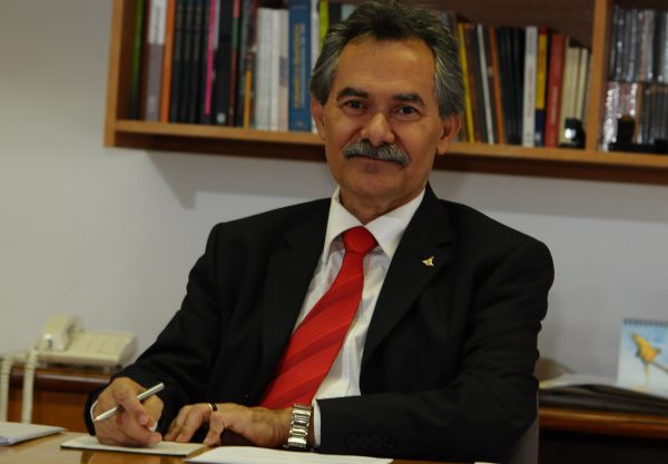 Homem Experiente de Gravata Vermelha em Escritório Intelectual