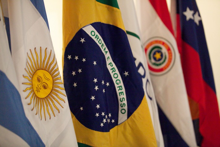 Integração Regional: Bandeiras de Argentina, Brasil, Paraguai e Venezuela