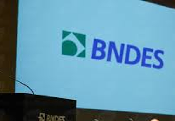 Logo BNDES em tela de apresentação institucional
