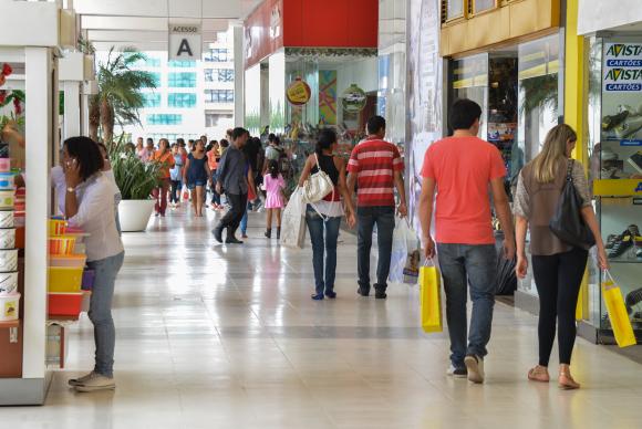 Movimento e Consumo em Corredor de Shopping