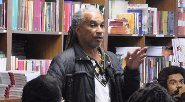 Homem com dreadlocks discursa em evento cultural