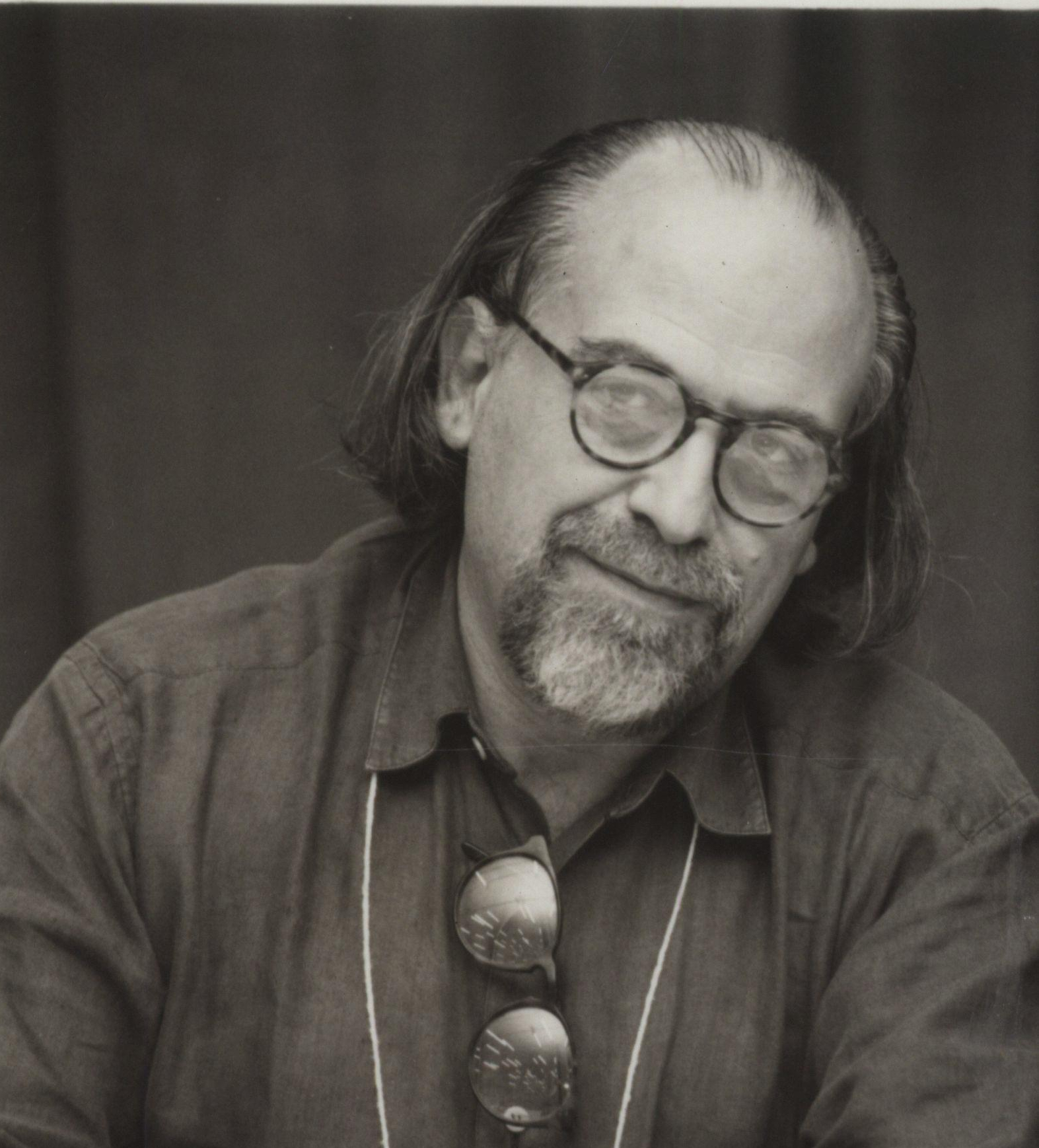 Allen Ginsberg: Retrato Pensativo em Preto e Branco