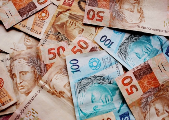 Notas de Real: Dinheiro Brasileiro em Foco