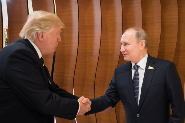 Trump e Putin: Aperto de Mãos em Encontro Diplomático
