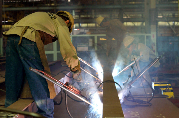 Soldadores em Ação: Trabalho Industrial Pesado