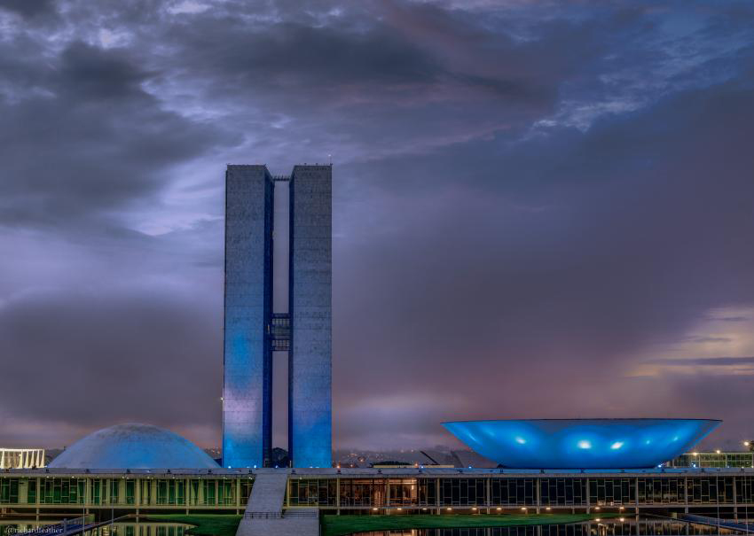 Congresso Nacional em Brasília: Crepúsculo Azul e Nuvens Dramáticas