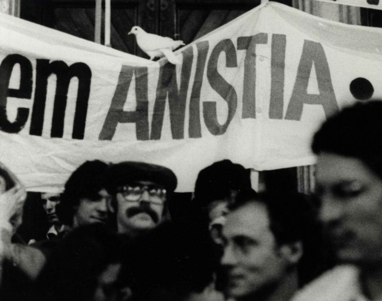 Anistia: Multidão e Símbolo de Paz