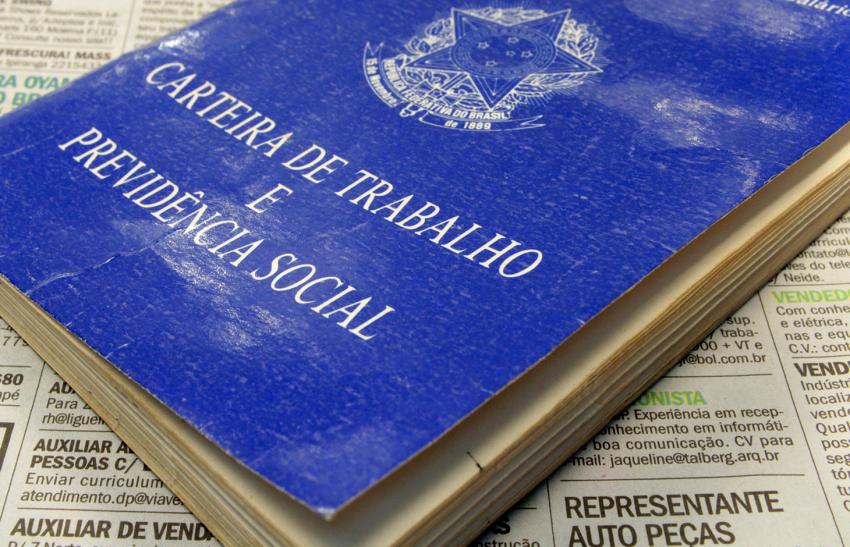 Carteira de Trabalho e Previdência Social Brasileira sobre jornal