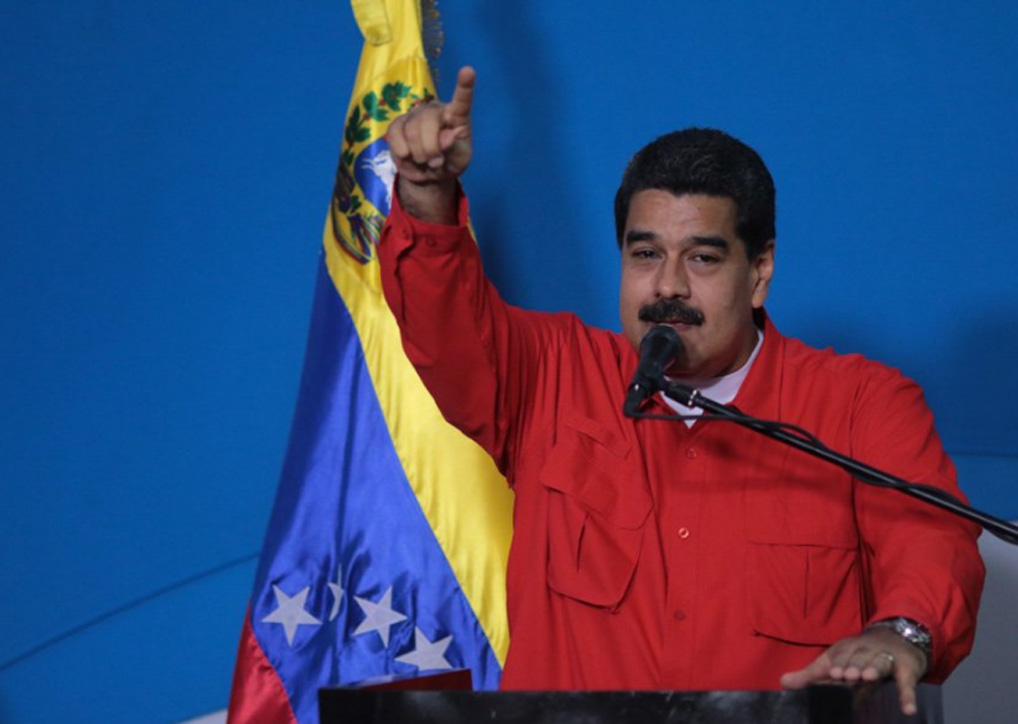 Nicolás Maduro Discursando com Bandeira Venezuelana