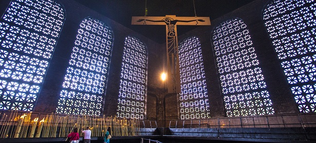 Santuário Moderno: Crucifixo, Velas e Fé