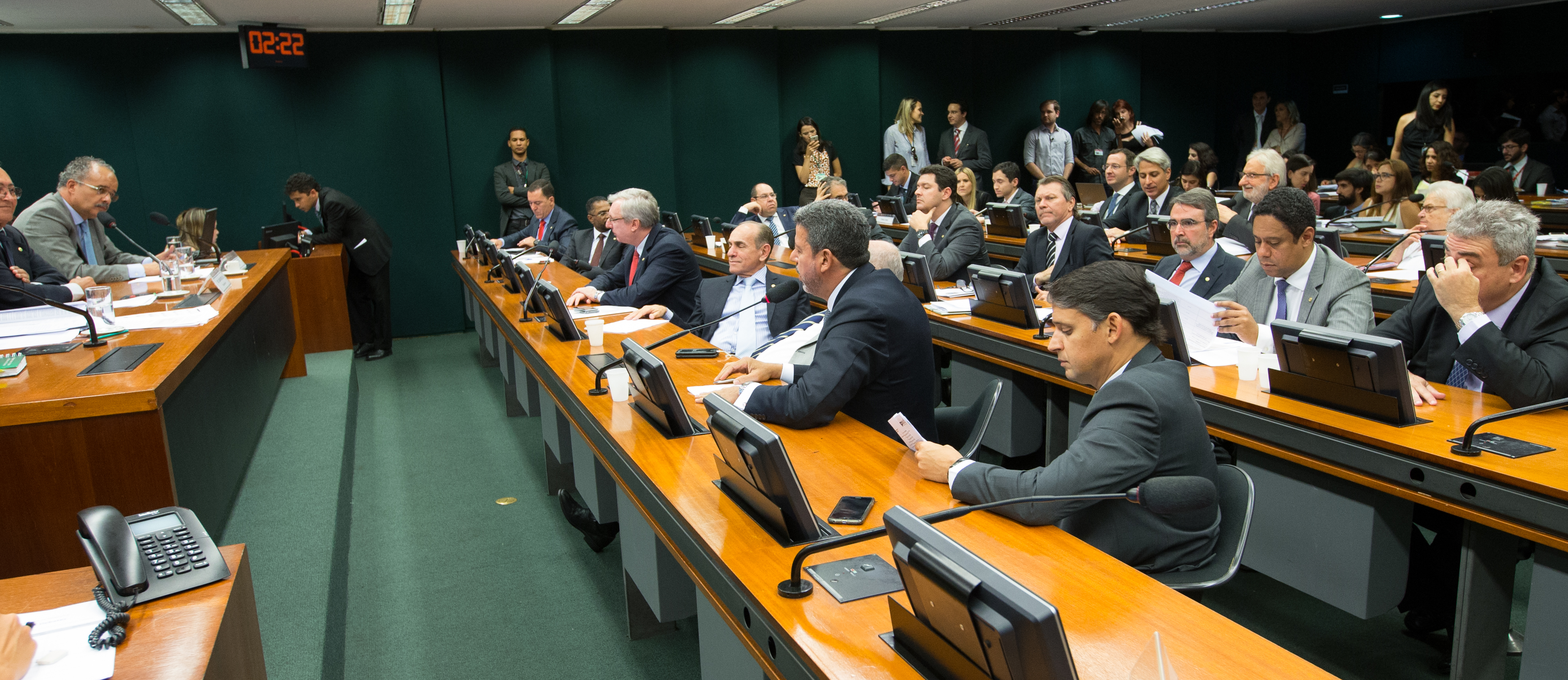 Reunião Parlamentar: Debate Político e Institucional