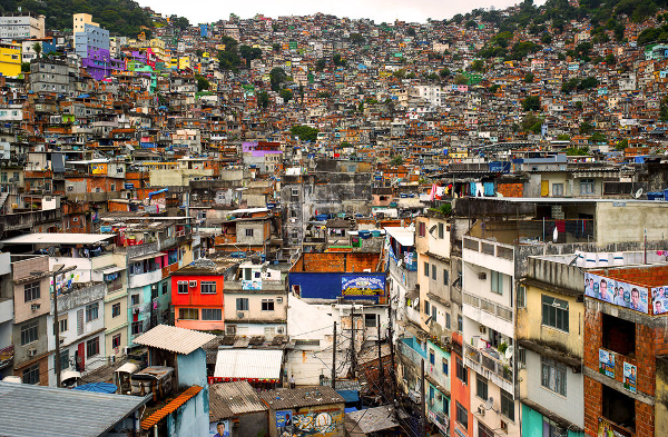 Favela Vibrante: Retrato da Densidade Urbana Brasileira