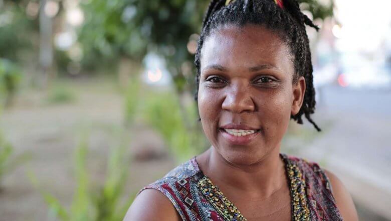 Retrato de Mulher Negra Sorrindo: Esperança e Representatividade