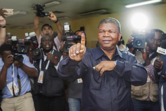 João Lourenço mostra dedo com tinta roxa após votação