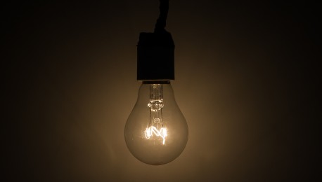 Lâmpada Acesa: Luz, Ideia e Esperança