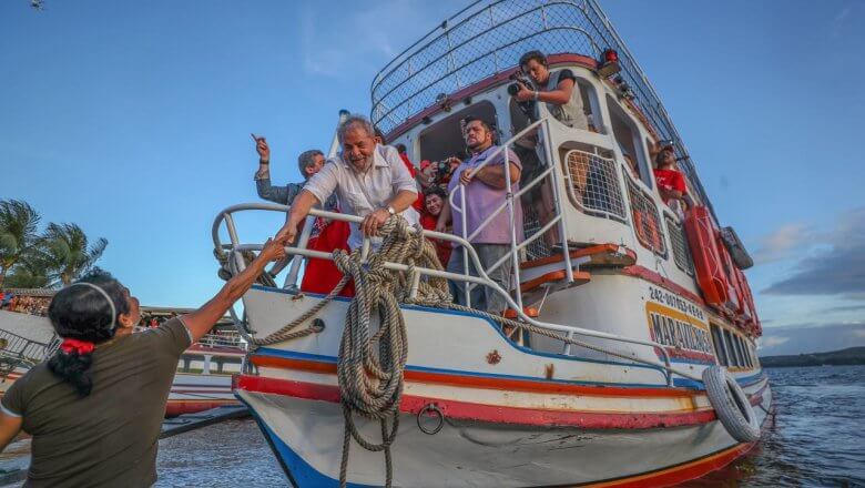 Lula em Barco Interage com Povo na Amazônia