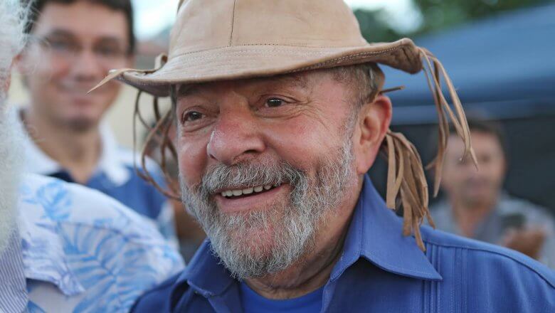 Lula sorrindo com chapéu de couro: autenticidade popular