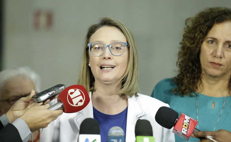 Mulher Discursa em Coletiva de Imprensa