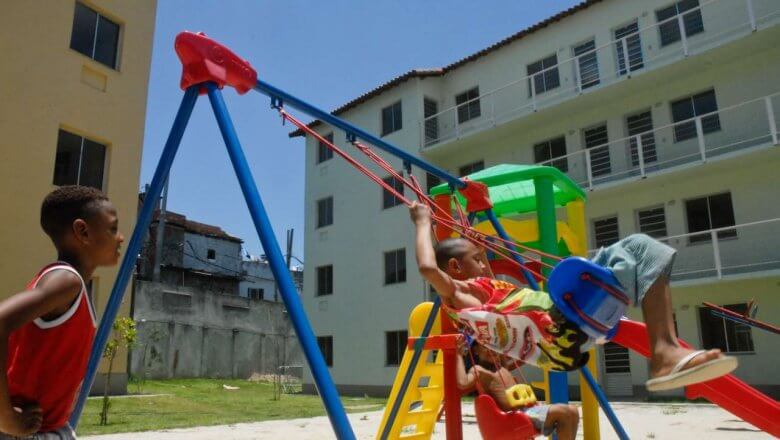 Crianças Brincam em Playground de Conjunto Habitacional