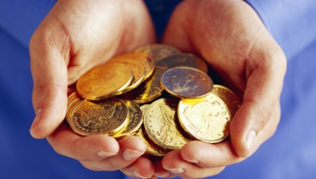 Mãos Segurando Moedas de Ouro