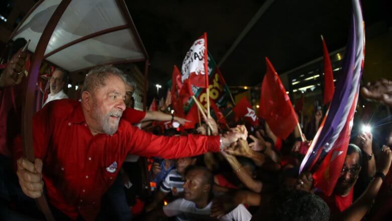 Lula cumprimenta apoiadores em comício de forte adesão