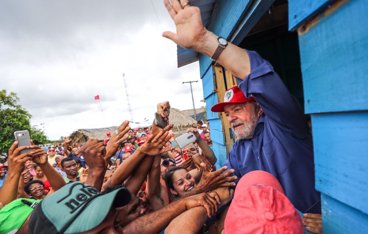Lula entre o povo: Encontro caloroso e apoio popular