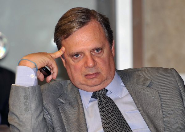 Homem sério e pensativo em terno cinza.