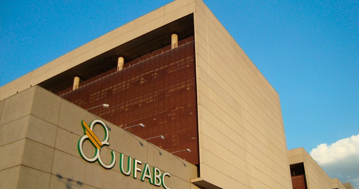 Prédio da UFABC com Arquitetura Moderna e Céu Azul