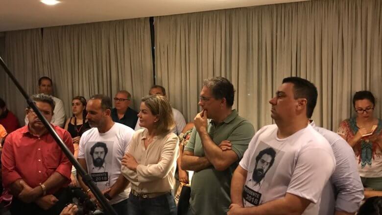 Apoiadores em Evento Político com Camisetas "Presidente 2018"