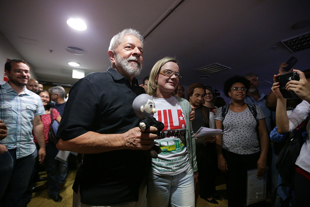 Lula com apoiadores e boneco em evento político