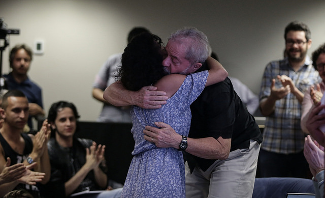 Lula e abraço de solidariedade em evento político