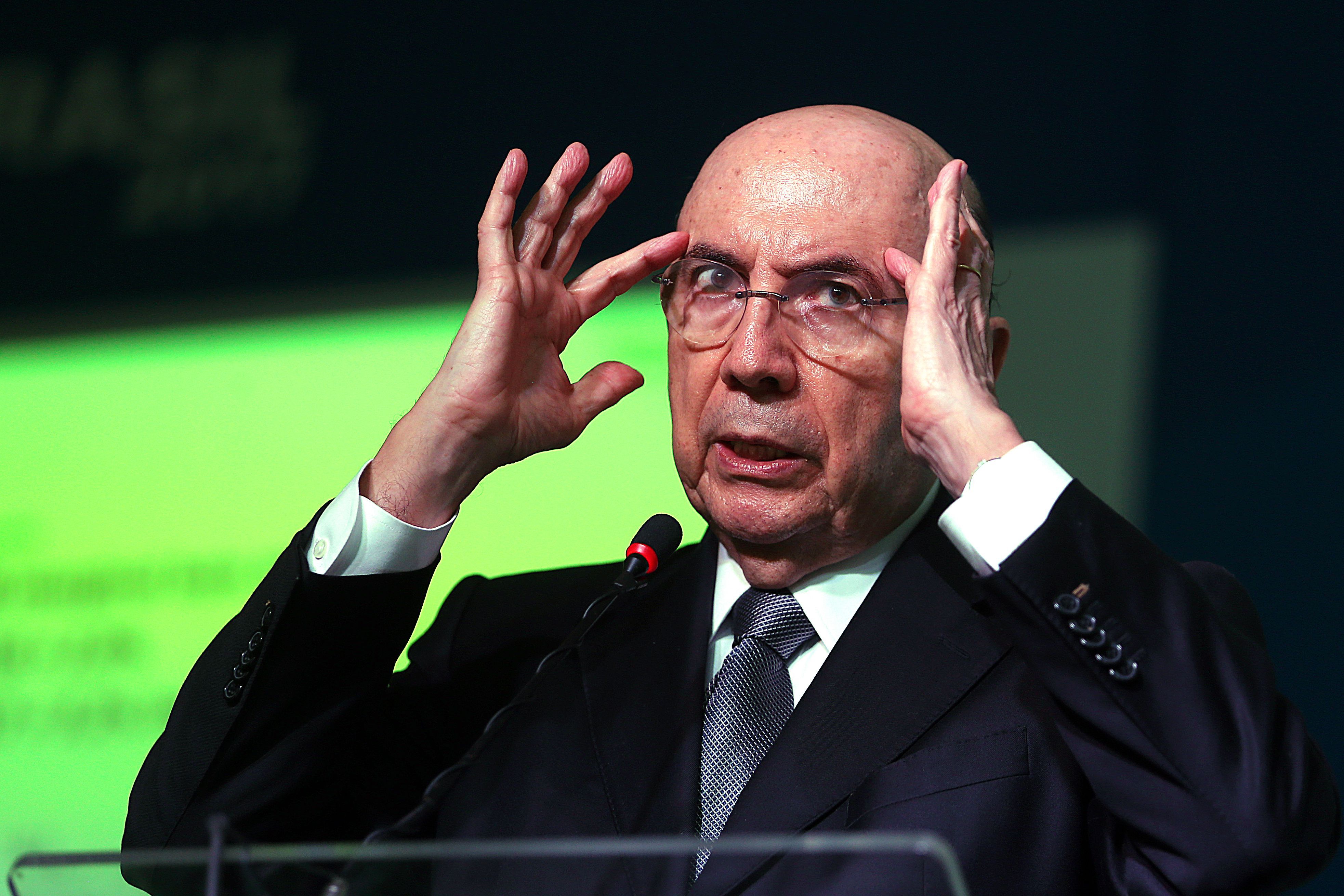 Homem gesticula intensamente durante discurso.