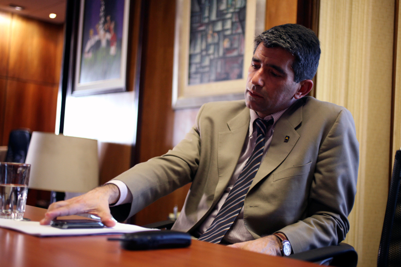 Homem em terno refletindo durante reunião