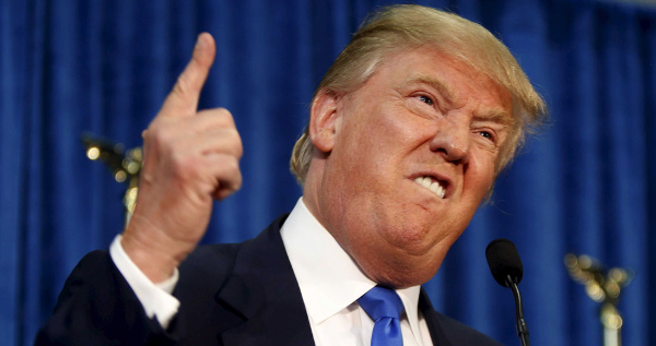 Donald Trump: Expressão Forte e Gesto Decisivo