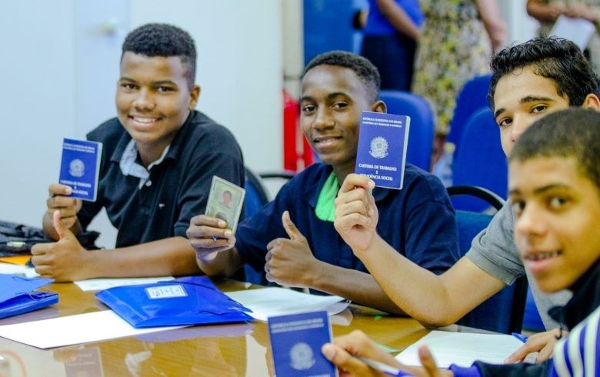 Jovens Brasileiros Celebram Conquistas de Cidadania e Trabalho