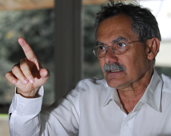 Homem Gesticulando com Autoridade: Debate, Convencimento, Liderança